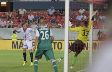 Playoffs ida de la Europa League. Sevilla - Slask. 3-1. Gameiro realiza el tercer gol.