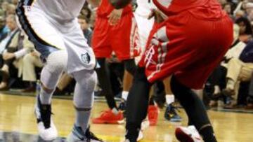 Marc Gasol ante Terrence Jones.