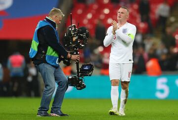 Al final del partido, Rooney fue ovacionado por los asistentes en Wembley y felicitado por los jugadores de ambos equipos.