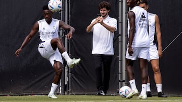 Los Angeles (United States), 28/07/2022.- Vinicius Paixao de Oliveira Junior, AKA Vine Jr. (L) in action as Real Madrid squad trains at the UCLA Wallis Annenberg Stadium in Los Angeles, California, USA, 28 July 2022. This training takes place ahead of their match against Juventus F.C. at the Rose Bowl in Pasadena on 30 July. (Estados Unidos) EFE/EPA/ETIENNE LAURENT