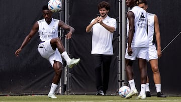Los Angeles (United States), 28/07/2022.- Vinicius Paixao de Oliveira Junior, AKA Vine Jr. (L) in action as Real Madrid squad trains at the UCLA Wallis Annenberg Stadium in Los Angeles, California, USA, 28 July 2022. This training takes place ahead of their match against Juventus F.C. at the Rose Bowl in Pasadena on 30 July. (Estados Unidos) EFE/EPA/ETIENNE LAURENT
