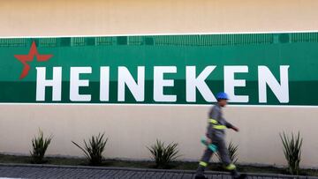 An employee walks past the logo of Heineken at the Heineken brewery in Jacarei, Brazil June 12, 2018. Picture taken June 12, 2018.  REUTERS/Paulo Whitaker