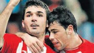 <b>GOLEADOR. </b>Barral celebra con Javi Fuego uno de lo tantos que ha marcado esta temporada.