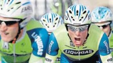 <b>FURIOSO. </b>Danilo Di Luca grita a su gregario Enrico Gasparotto para que no cruce primero la meta.