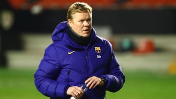 Soccer Football - Copa del Rey - Round of 16 - Rayo Vallecano v FC Barcelona - Estadio de Vallecas, Madrid, Spain - January 27, 2021 Barcelona coach Ronald Koeman during the match REUTERS/Sergio Perez