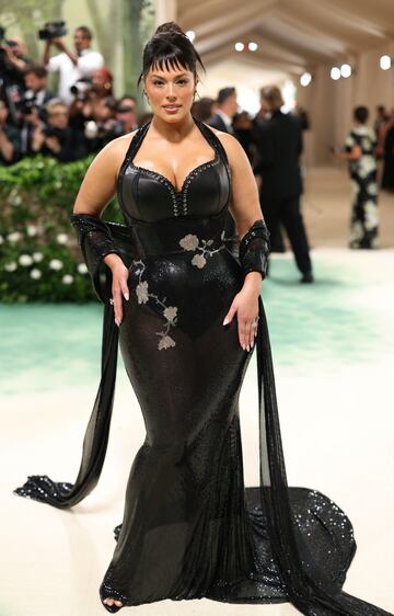 La modelo, Ashley Graham, posa con un vestido negro de Ludovic de Saint Sernin.