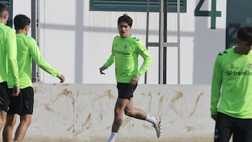 Bellerín, en el entrenamiento de hoy.