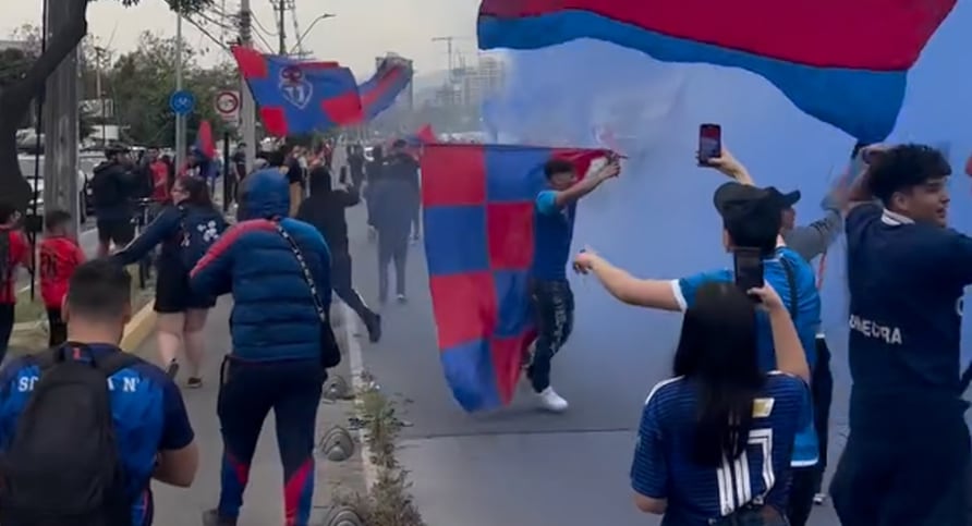 Los hinchas de la U aparecen en el Estadio Nacional pese a la prohibición y esto ocurre