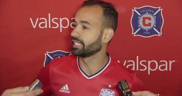 Juninho, presentado con el Chicago Fire.