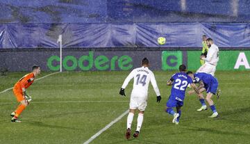 1-0. Karim Benzema marcó el primer gol.