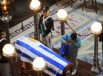 Imagen de la capilla ardiente en el Palacio Legislativo de Montevideo con el féretro de Alcides Ghiggia.