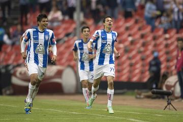 Su debut fue en el Estadio Azteca ante el América. Una noche mágica en la que anotó el gol del triunfo.