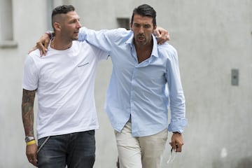 El exjugador del Inter Marco Materazzi  y el portero italiano Gianluigi Buffon ( a su llegada al partido que enfrenta a las leyendas del fútbol internacional, en Brig, Suiza.