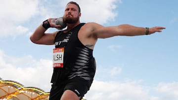 Tom Walsh compite durante la ronda de clasificaci&oacute;n de lanzamiento de peso en los Juegos de la Commonwealth que se celebran en Gold Coast.