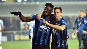 El delantero colombiano Duv&aacute;n Zapata (i) celebra tras marcar un gol durante un encuentro de liga italiana entre Atalanta BC y SS Lazio disputado en B&eacute;rgamo