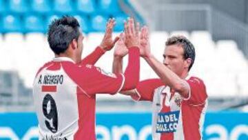 <b>LIDERAZGO. </b>Mané celebra con Negredo uno de los goles del lateral izquierdo en el Almería.