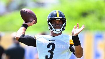 PITTSBURGH, PENNSYLVANIA - JUNE 6: Russell Wilson #3 of the Pittsburgh Steelers throws a pass during the Pittsburgh Steelers OTA offseason workout at UPMC Rooney Sports Complex on June 6 2024 in Pittsburgh, Pennsylvania. Joe Sargent/Getty Images/AFP (Photo by Joe Sargent / GETTY IMAGES NORTH AMERICA / Getty Images via AFP)