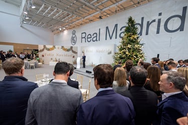 Los trabajadores de diferentes medios de comunicación escuchan atentos el discurso del presidente del Real Madrid, Florentino Pérez.