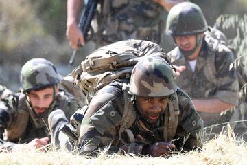 El judoka francés Teddy Riner y sus compañeros de equipo participan en un campo de entrenamiento físico supervisado por militares en el primer regimiento de la French Foreign Legion, en Aubagne.