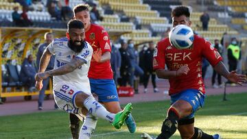 Futbol, Union Espanola vs Universidad de Chile.
Fecha 21, campeonato Nacional 2022.
El jugador de Universidad de Chile Ronnie Fernandez, izquierda derecha centro, controla el balon durante el partido de primera division contra Union Espanola disputado en el estadio Francisco Sanchez Rumoroso en Coquimbo, Chile.
07/08/2022
Sebastian Cisternas/Photosport
Football, Union Espanola vs Universidad de Chile.
21st turn, 2022 National Championship.
Universidad de Chile player Ronnie Fernandez, left right center, controls the ball during the first division match against Union Espanola held at the Francisco Sanchez Rumoroso in Coquimbo, Chile.
07/08/2022
Sebastian Cisternas/Photosport