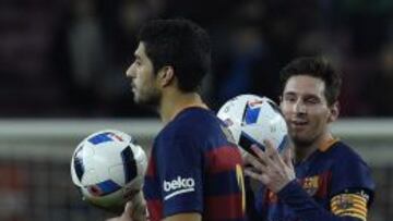 Messi, con el balón del hat-trick y Suárez con el del póquer.