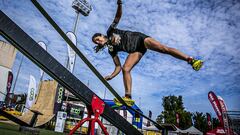 Una atleta intentando superar uno de los obstáculos de la Bestial Race Gran Canaria.