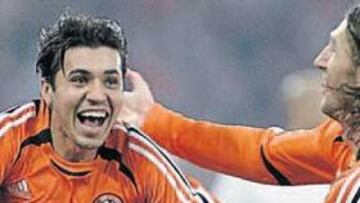 <b>EL SEXTO FICHAJE SE PRESENTA A LA UNA</b>. Francelino Matuzalem llega hoy por la mañana a Zaragoza para pasar el preceptivo examen médico y será presentado a las 13:00 horas en La Romareda, en otro acto que, como el del argentino Fabián Ayala el pasado martes, se antoja multitudinario.