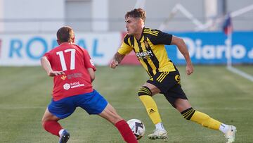 Chavarría intenta desbordar al ex zaragocista Kevin Lacruz.