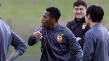 Robinho abandona Santos y ficha por Atlético Mineiro