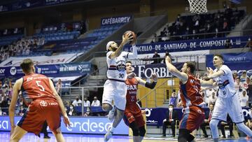 Kassius Robertson penetra para anotar ante el Baxi Manresa.