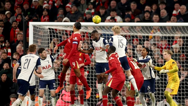 Liverpool, con Díaz los últimos minutos, golea y va a la final