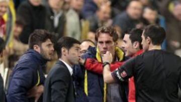 El entrenador del Villarreal, Marcelino, discute con el colegiado del encuentro, Jose Luis Gonz&aacute;lez Gonz&aacute;lez, durante el encuentro de liga de primera divisi&oacute;n que han disputado esta noche frente al Ath. de Bilbao en el estadio del Madrigal, en Villarreal. 