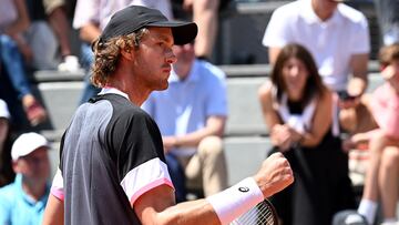 Paris (France), 03/06/2023.- Nicolas Jarry of Chile reacts as he plays Marcos Giron of the United States in their Men's Singles third round match during the French Open Grand Slam tennis tournament at Roland Garros in Paris, France, 03 June 2023. (Tenis, Abierto, Francia, Estados Unidos) EFE/EPA/CAROLINE BLUMBERG