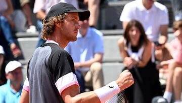 Paris (France), 03/06/2023.- Nicolas Jarry of Chile reacts as he plays Marcos Giron of the United States in their Men's Singles third round match during the French Open Grand Slam tennis tournament at Roland Garros in Paris, France, 03 June 2023. (Tenis, Abierto, Francia, Estados Unidos) EFE/EPA/CAROLINE BLUMBERG
