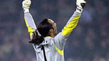 <B>VUELVE A LA SELECCIÓN.</B> El veterano David Seaman levanta los brazos en señal de victoria