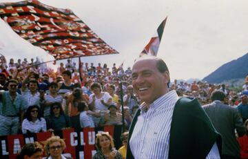 Silvio Berlusconi se lleva un baño de masas durante un entrenamiento del AC Milan en 1993. Fue propietario y presidente del equipo de fútbol. desde 1986 hasta 2017 y desde 2018 hasta su fallecimiento. 