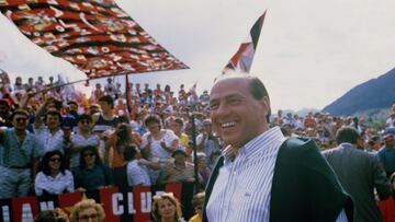 Silvio Berlusconi se lelva un baño de masas durante un entrenamiento del AC Milan en 1993.