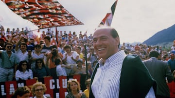 Silvio Berlusconi se lelva un ba?o de masas durante un entrenamiento del AC Milan en 1993.