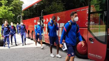 El Atl&eacute;tico llega al hotel en Wolfsburgo