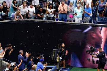 Serena Williams, apareció en la Arthur Ashe como un superheroína, con una capa de lentejuelas doradas en mitad de un estruendo impresionante de los casi 24.000 espectadores que abarrotaron la pista de tenis más grande del mundo.