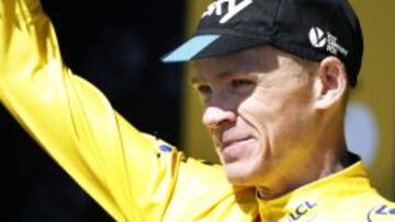 El ciclista británico Christopher Froome del equipo Team Sky viste el maillot amarillo de líder en el podio tras la séptima etapa de la 102º edición del Tour de Francia, una carrera de 190.5km entre Livarot y Fougeres, en Francia, hoy, 10 de julio de 2015.