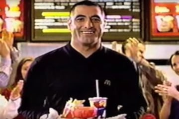 Nelson Tapia fue protagonista de una publicidad en 1998. Para McDonalds atajaba el combo de una hamburguesa, una bebida y papas fritas. Todo por $990.