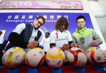 Puyol junto a Capello durante el Laureus Shanghai Football Campus Tour 2015.