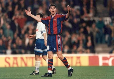 El mediocentro ofensivo español se formó en las categorías inferiores del Barcelona. Estuvo en el primer equipo entre 1992 y 1999 (salvo la temporada 1994-95 que estuvo cedido en el Albacete). Jugó 97 partidos y marcó 28 goles (97 encuentros y 24 goles con el filial). Sumó a su palmarés cuatro Ligas, dos Supercopas de Europa, una Recopa de Europa, dos Copas del Rey y una Supercopa de España. 
