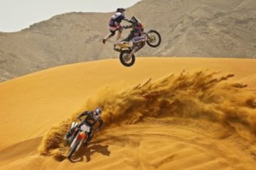 Marc Coma y Ronnie Renner durante una exhibición en el desierto de Abu Dhabi