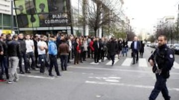 Polic&iacute;a y aficionados franceses en los alrededores del Stade de France.