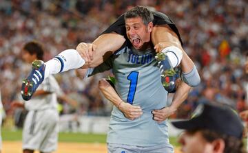 El Inter de Milan fichó a Francesco Toldo por 26,5 millones de euros en 2001 desde la Fiorentina. Después de 9 años, el de Pádova colgó los guantes tras toda una vida en Italia. El primer gran torneo que disputó con la selección fue la Eurocopa de 1996, pero fue suplente. En el Mundial del 98 ya aparecía un joven Gianluigi Buffon, aunque el titular seguía siendo Pagliuca. Su gran oportunidad llegaría en la Eurocopa del 2000, pero perdió la final ante Francia y ya fue relegado por Buffon a partir del Mundial de 2002 hasta el retiro de la selección de Toldo en 2004.  