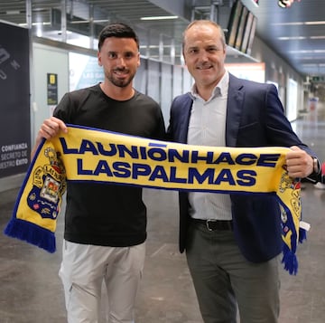 Javi Muñoz y Luis Helguera tras el aterrizaje del primero en Gran Canaria. @udlp_oficial