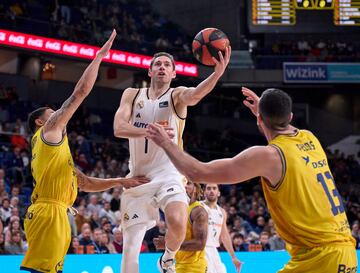 Fabien Causeur penetra a canasta.