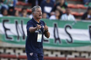 Luis Narváez, de penal, le dio la victoria a los dirigidos por Julio COmesaña. Los verdes, que celebraban el 'Día del Hincha Verdolaga', terminaron con 10.